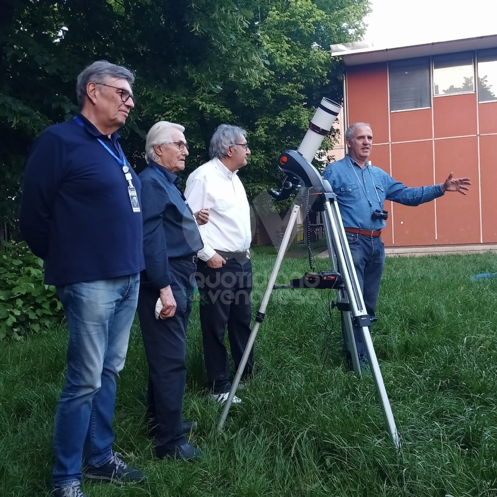 VENARIA - I bambini della «8 Marzo» con il naso all'insù a osservare la Luna e Venere - FOTO