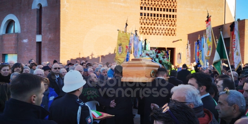 BORGARO - Più di mille persone per l'estremo saluto all'ex sindaco Vincenzo Barrea - FOTO