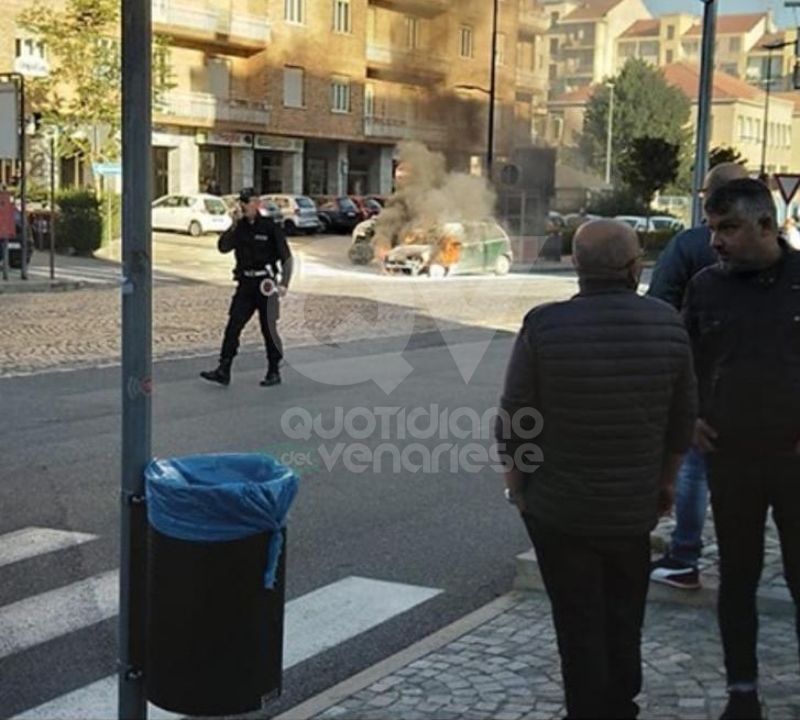 RIVOLI - Paura in corso Susa: Fiat Punto prende fuoco mentre è in marcia - FOTO E VIDEO