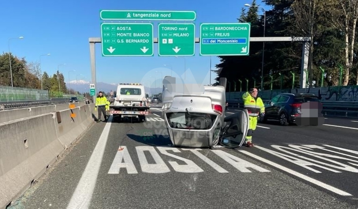 INCIDENTE IN TANGENZIALE A RIVOLI - Scontro fra due auto, una si ribalta - FOTO