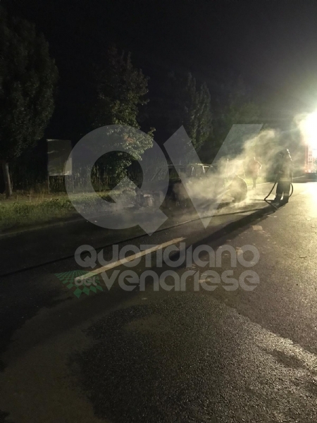 BORGARO - Auto distrutta dalle fiamme mentre era in marcia in via Santa Cristina
