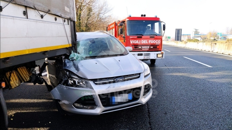 RIVOLI - Tamponamento in tangenziale: famiglia coinvolta nell'incidente, disagi al traffico FOTO