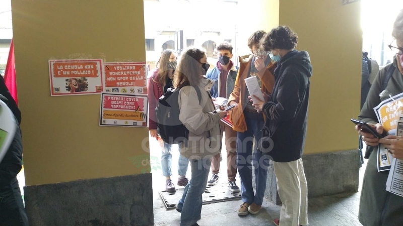 VENARIA - Anche gli studenti dello Juvarra dicono «no» alle «classi pollaio» - FOTO