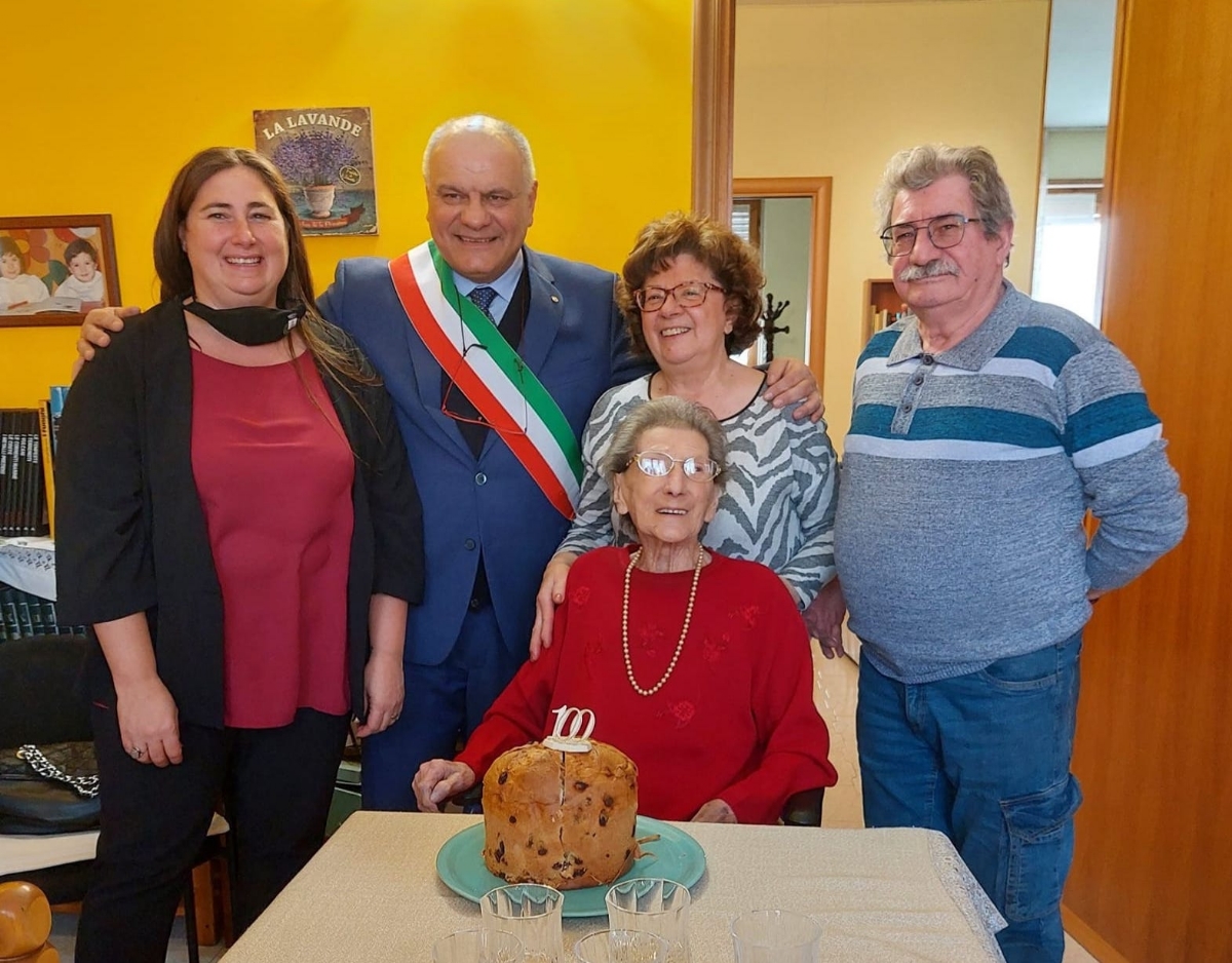 DRUENTO - Auguri a nonna Natalina, neo centenaria: festa assieme al sindaco - FOTO