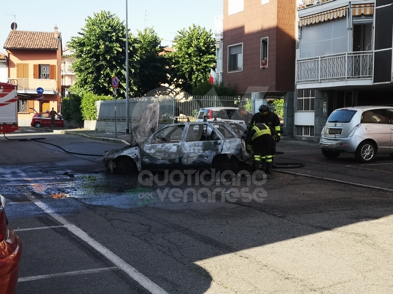 GRUGLIASCO - Auto distrutta dalle fiamme in via Tobanelli