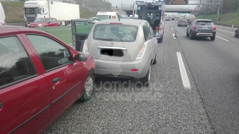 COLLEGNO - Caos e disagi in tangenziale: tamponamento fra quattro auto. Due persone ferite