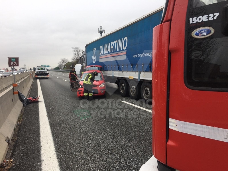 RIVOLI - Caos in tangenziale dopo lo scontro fra un'auto e un tir: una donna ferita