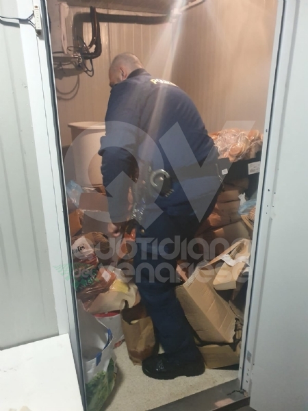 VENARIA - Cibo mal conservato e tasse non pagate: chiuso un negozio in via Mensa