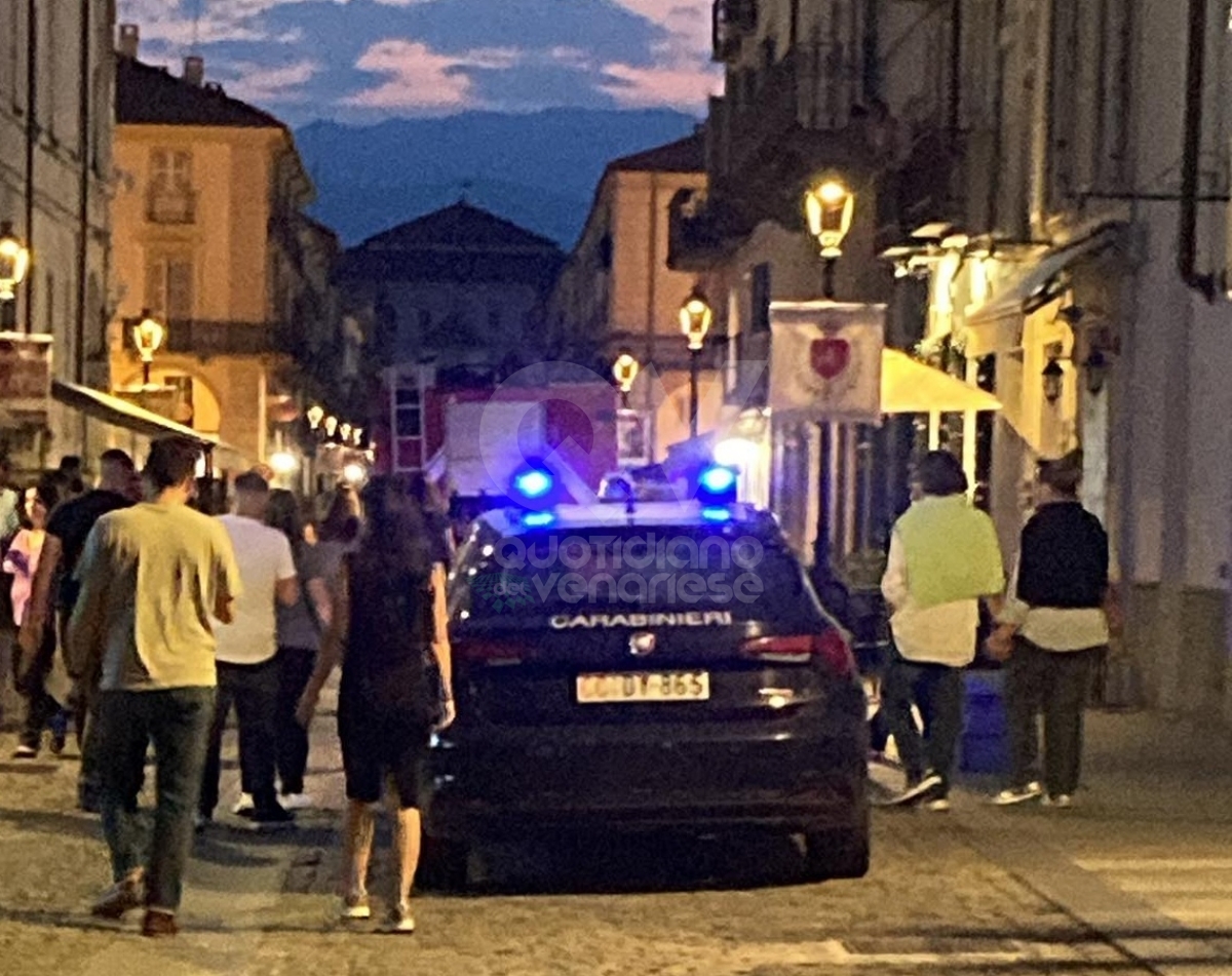 VENARIA - Paura in via Mensa: crollano calcinacci dal tetto - FOTO