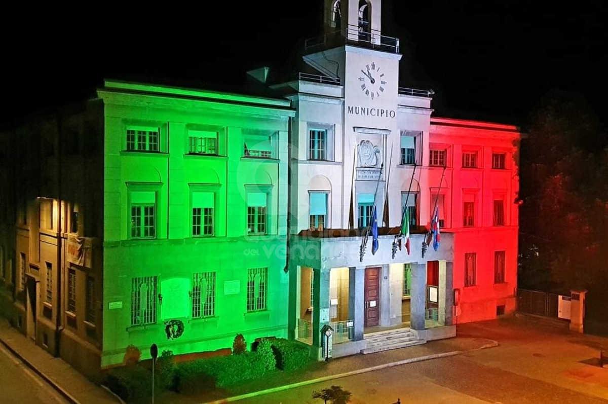 VENARIA - Con il municipio illuminato dal tricolore, la Città ha celebrato la Festa della Repubblica - FOTO