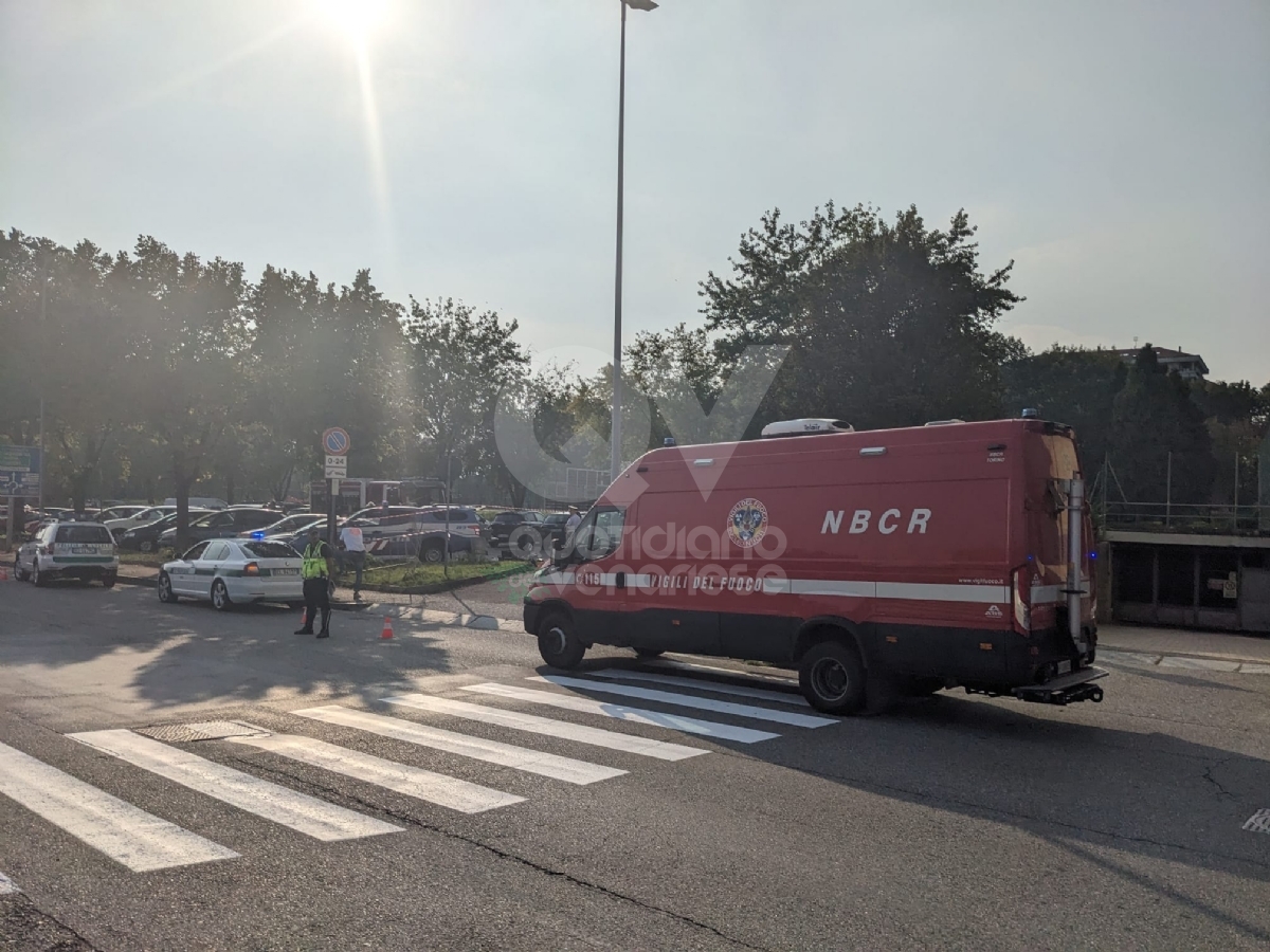 RIVOLI - Cinque ordigni pericolosi trovati vicino ad altrettante auto in corso Iv Novembre - FOTO