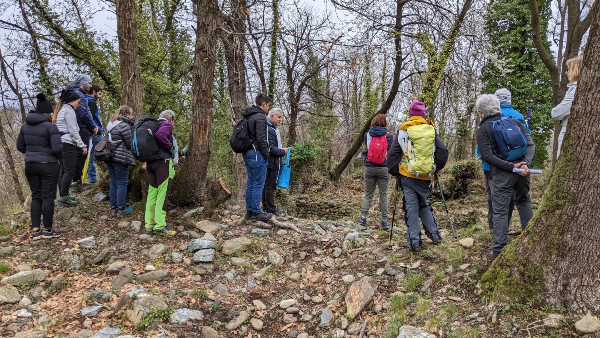 VARISELLA - «Montagna per tutti»: una giornata in mezzo ai ruderi del Castello di Baratonia - FOTO