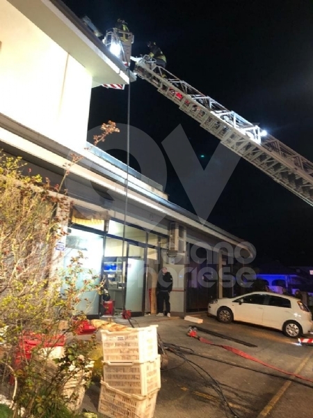 ALPIGNANO - A fuoco il tetto della panetteria di via Garibaldi: ingenti i danni