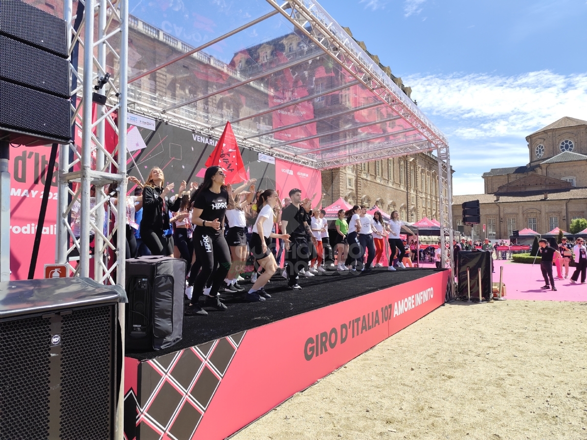 GIRO D'ITALIA A VENARIA - Una grande festa per la «Grande Partenza» - FOTO E VIDEO