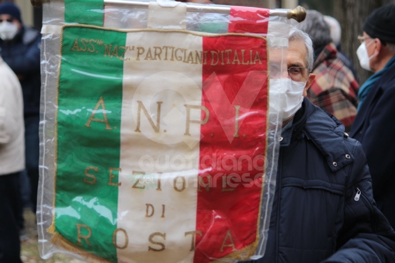 COLLEGNO - I funerali di Ottorino Cirella: rose rosse e un drappo granata sulla bara - FOTO