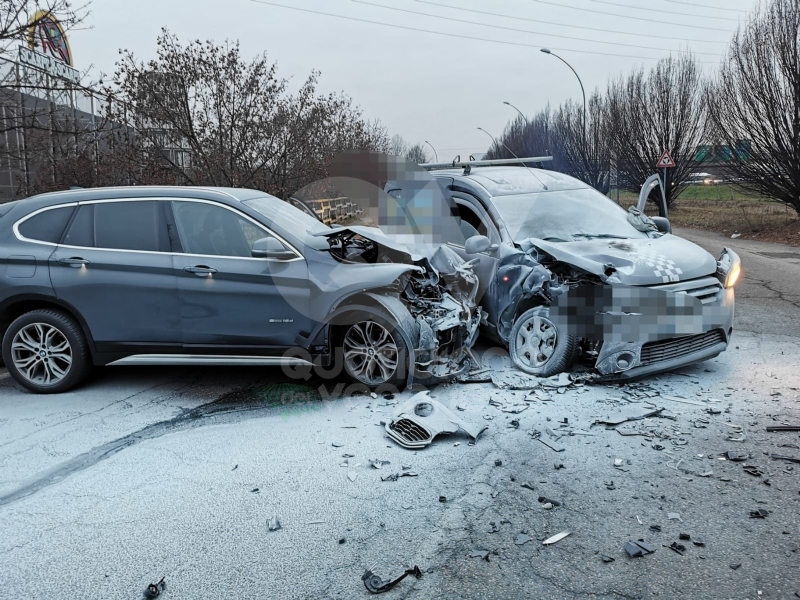 COLLEGNO - Scontro furgoncino-auto in via Spagna: una persona ferita - FOTO