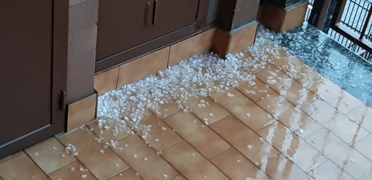 GRANDINATA NELLA ZONA OVEST Chicchi medio-piccoli, code in tangenziale - FOTO
