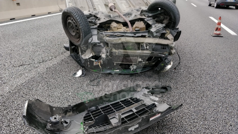 RIVOLI - Primo incidente della «Fase 2» in tangenziale: 27enne si ribalta con la sua auto, ferito