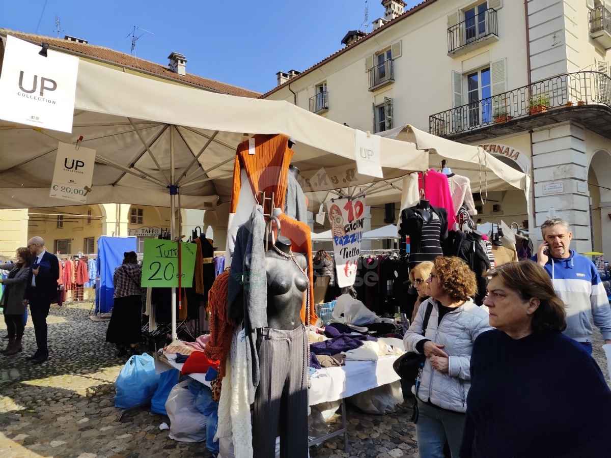 VENARIA - Centro gremito per il mercato del «Crocetta Più in Tour» - FOTO