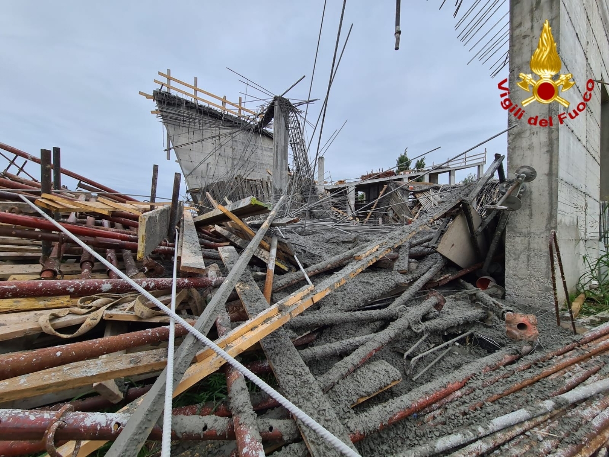 CROLLA UN PONTEGGIO A RIVOLI - Quattro operai rimasti feriti - FOTO