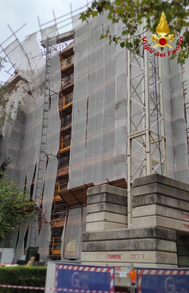INCIDENTE SUL LAVORO A RIVOLI - Crolla l'impalcatura di un palazzo: tre operai precipitati, uno è in fin di vita - FOTO