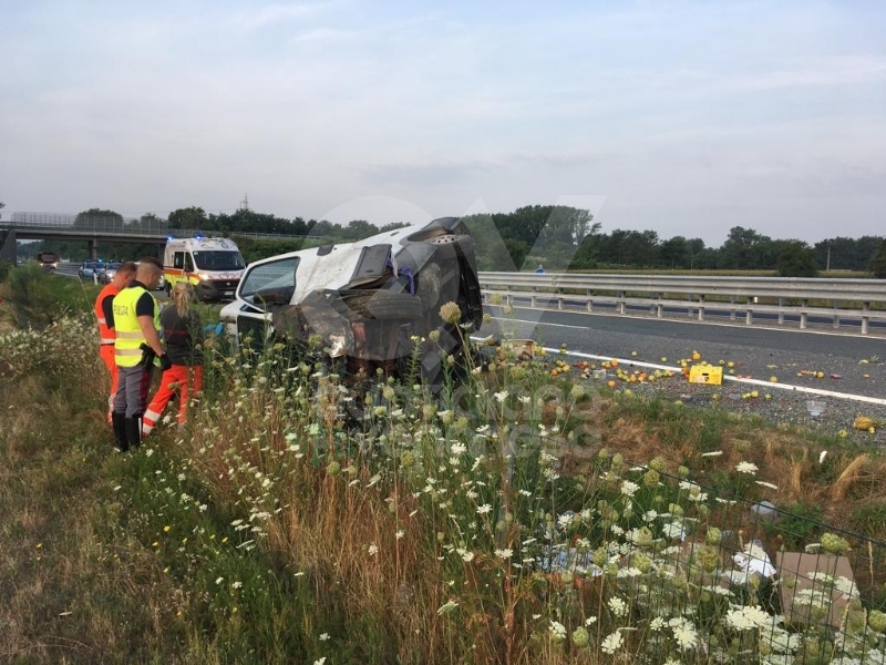 COLLEGNO-VOLPIANO - Furgone carico di frutta finisce fuori strada: 42enne rimasto ferito