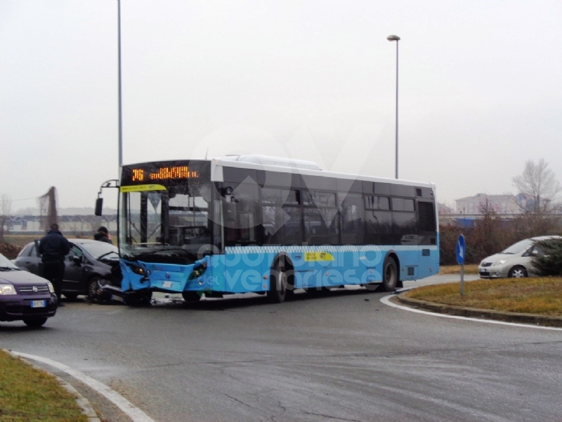 GRUGLIASCO - Incidente in corso Torino: scontro bus-Fiat Punto, una persona ferita - FOTO