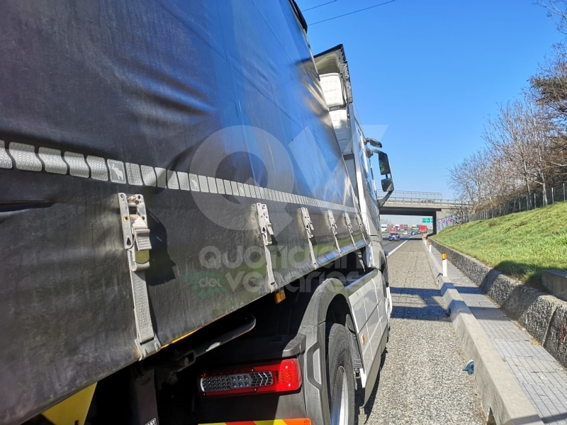 COLLEGNO - Incidente in tangenziale: tir frena di colpo per evitare una macchina. Caos e code