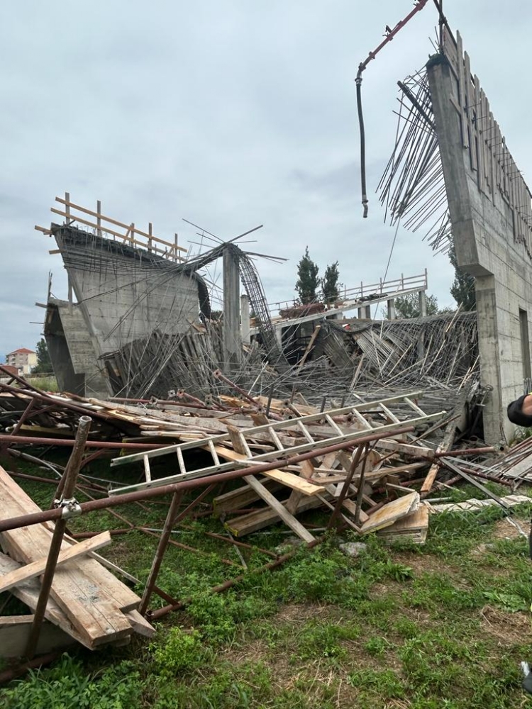 CROLLA UN PONTEGGIO A RIVOLI - Quattro operai rimasti feriti - FOTO