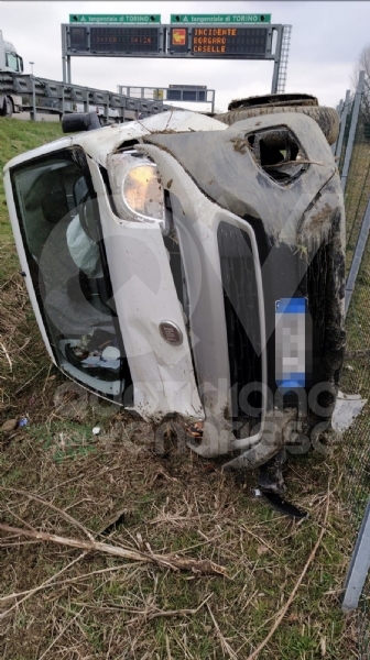 INCIDENTE IN TANGENZIALE - Conducente ferito dopo l'uscita di strada del suo furgone - FOTO
