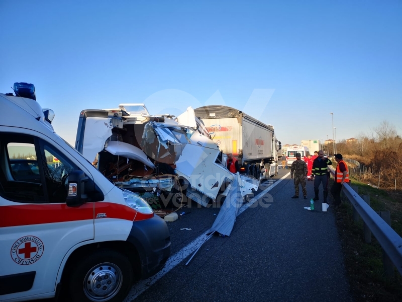 BORGARO-CASELLE - Camper si schianta contro un tir in tangenziale: due feriti gravi