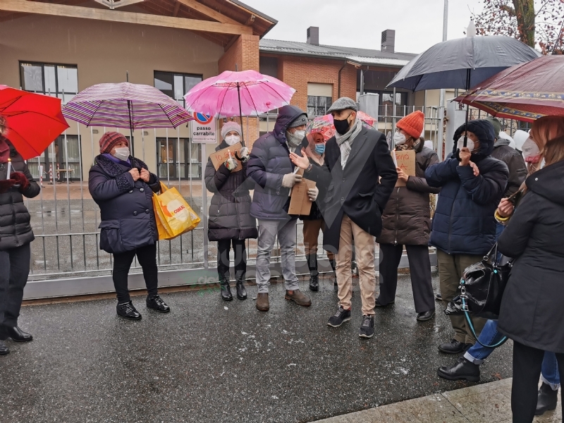 VENARIA - Alla «Piccola Reggia» i morti sono saliti a 30. Sit-in di protesta davanti alla struttura