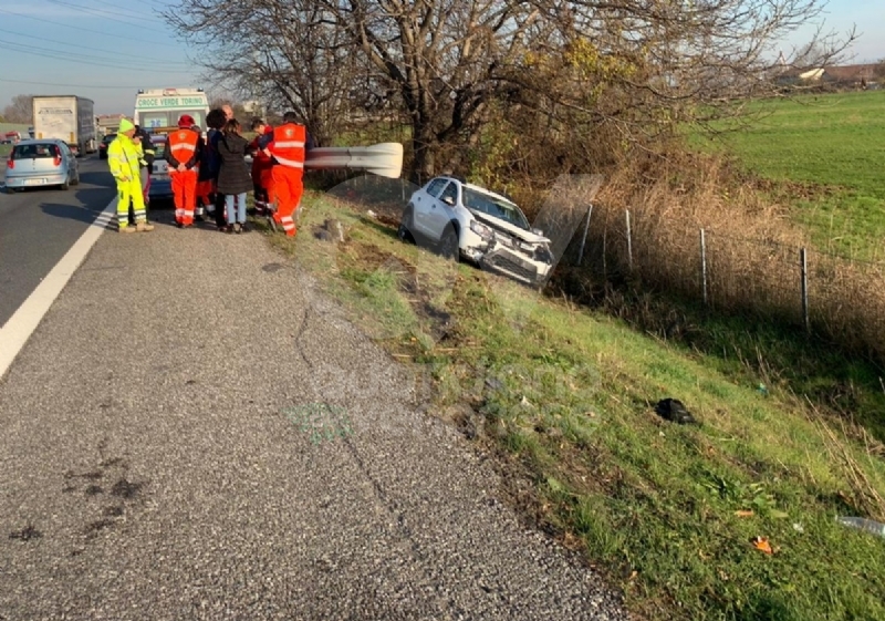 VENARIA - Esce fuori strada con l'auto: code chilometriche in tangenziale