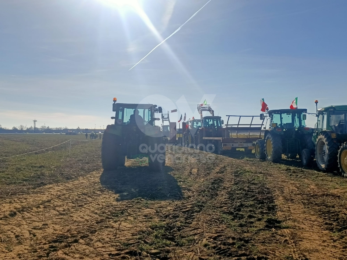 RIVOLI - La protesta degli agricoltori di tutta la nostra zona: trattori sulle strade - FOTO