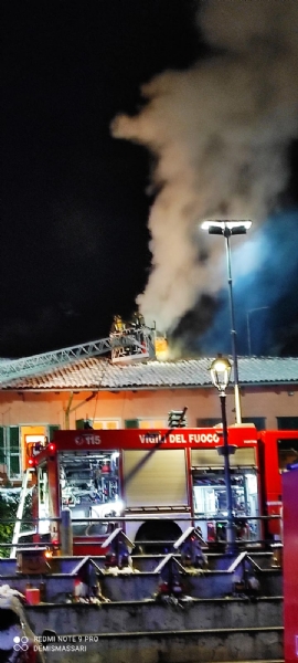 FIANO - Il camino va a fuoco: paura in un'abitazione vicino alla piazza - FOTO