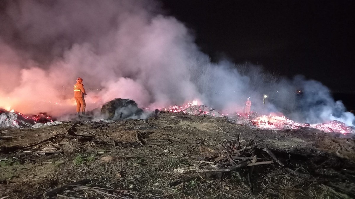 RIVOLI - Incendio in via Villarbasse: a fuoco un deposito di legna e sterpaglie - FOTO