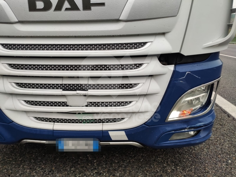 VENARIA - Auto si ribalta in tangenziale dopo lo scontro con un tir: donna ferita - FOTO