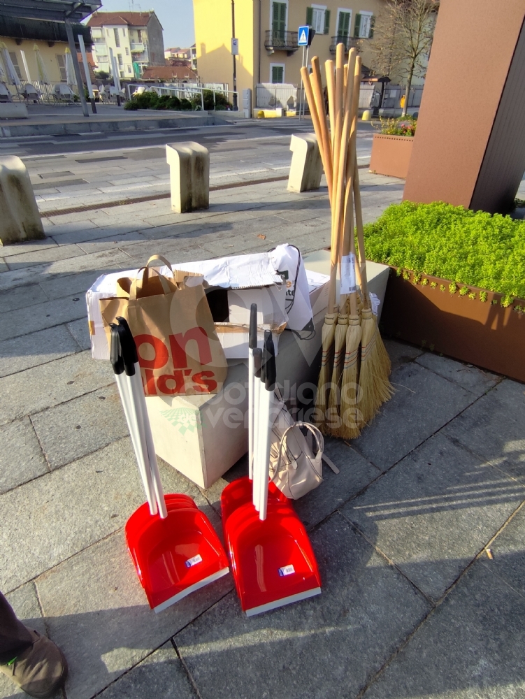 VENARIA - I dipendenti di McDonald’s puliscono il Movicentro, la stazione ferroviaria e «Corona Verde» - FOTO