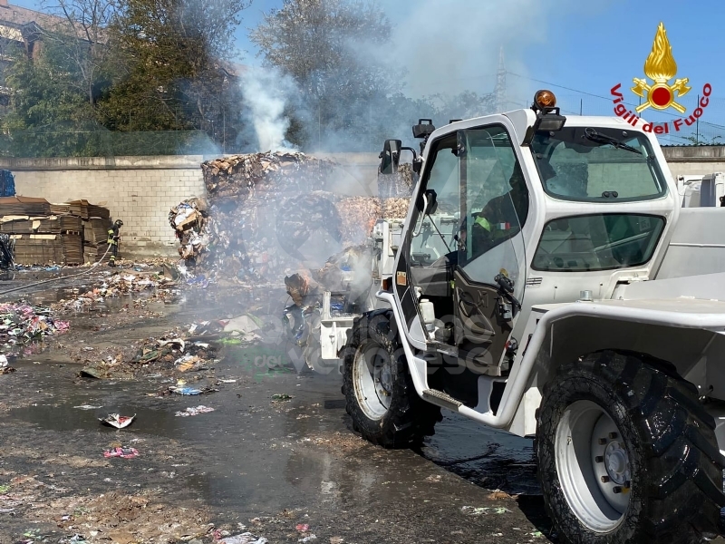 TORINO-VENARIA - Aria irrespirabile per tutto il giorno: a fuoco balle di cartone in via Lanzo