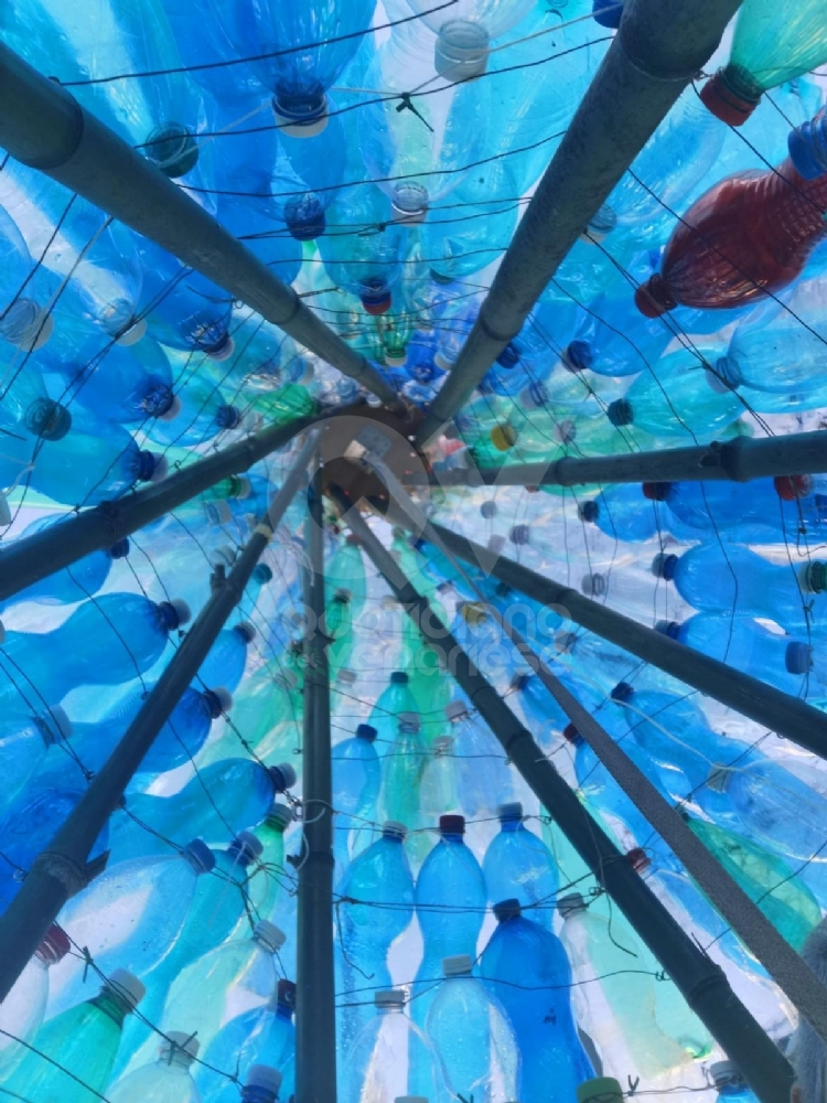 ALPIGNANO - L'albero di Natale ecologico della Pro Loco con 3500 bottiglie di plastica - FOTO