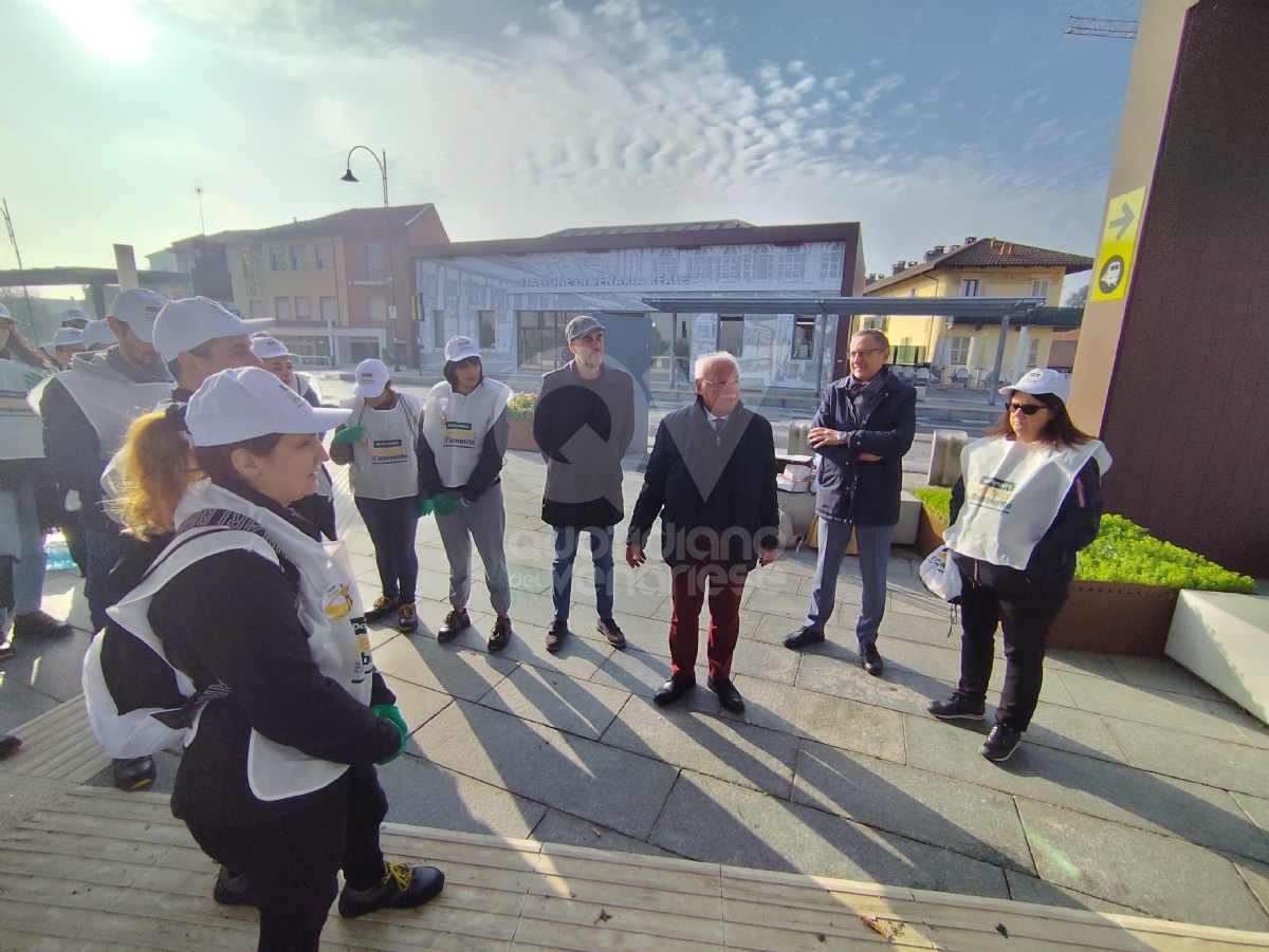 VENARIA - I dipendenti di McDonald’s puliscono il Movicentro, la stazione ferroviaria e «Corona Verde» - FOTO