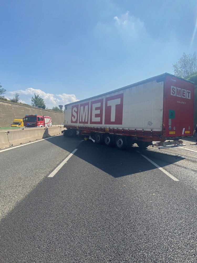 INCIDENTE IN TANGENZIALE AL SITO - Scontro auto-tir: gravi madre e figlio - FOTO