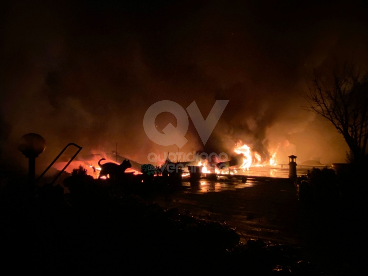 INCENDIO A CASELLE - A fuoco un falegnameria in via delle Cartiere - FOTO
