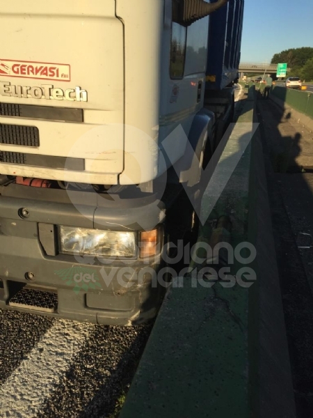 TORINO-VENARIA - Perde il controllo del mezzo pesante e danneggia i jersey in cemento in tangenziale