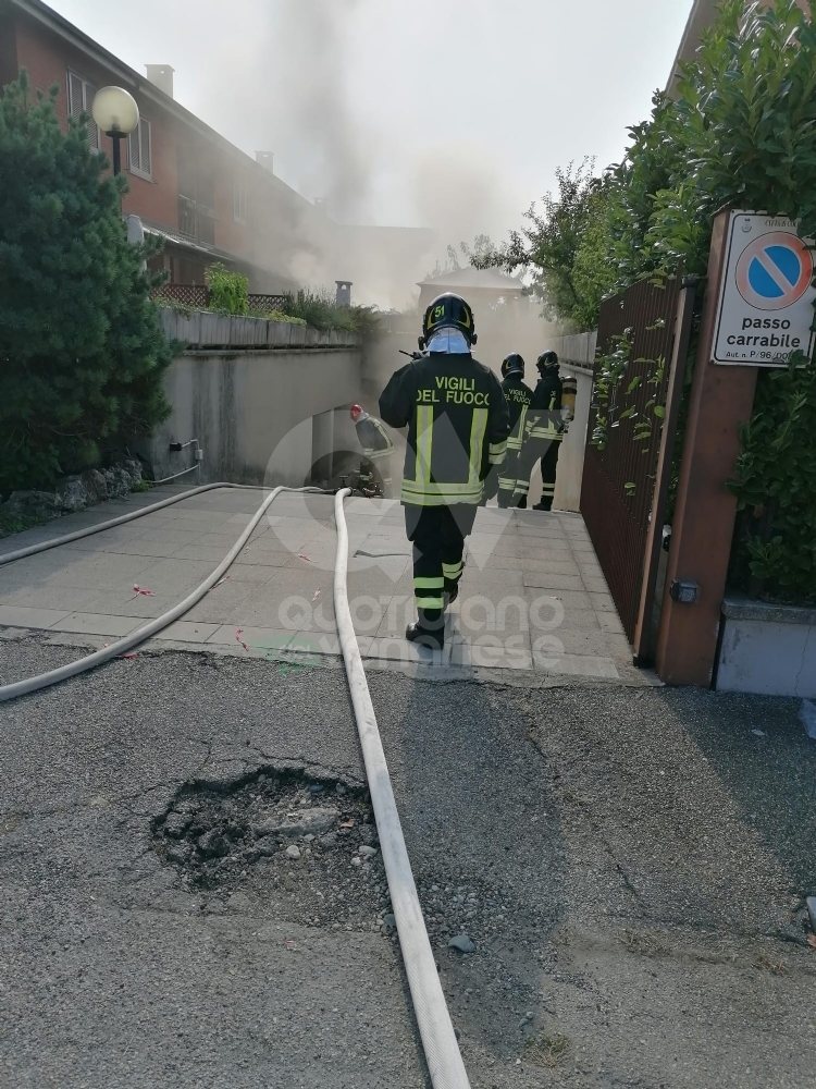 INCENDIO A SAVONERA - Auto elettrica prende fuoco in un garage in via Martinetto - FOTO