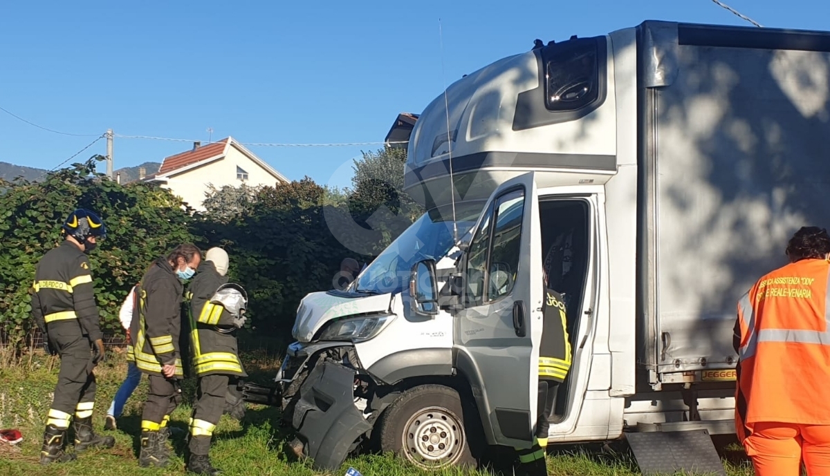 INCIDENTE A ROBASSOMERO - Scontro camion-auto in zona Cotonificio: macchina nel canale - FOTO