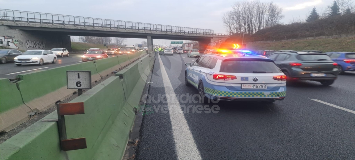 INCIDENTE IN TANGENZIALE A COLLEGNO - Tamponamento fra due auto: forti disagi al traffico - FOTO