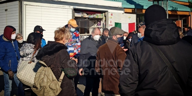 COLLEGNO - Protesta degli ambulanti extra alimentari: «Fateci riaprire immediatamente»