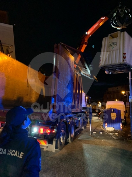 BORGARO - «Ci sono degli animali nei bidoni della plastica»: civich e carabinieri in via Santa Cristina