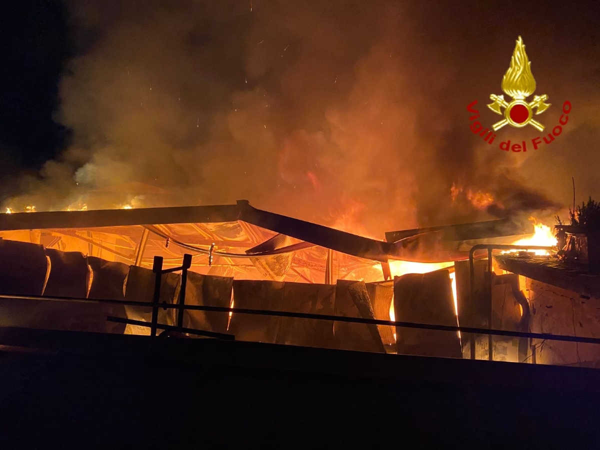 INCENDIO A CASELLE - A fuoco un falegnameria in via delle Cartiere - FOTO
